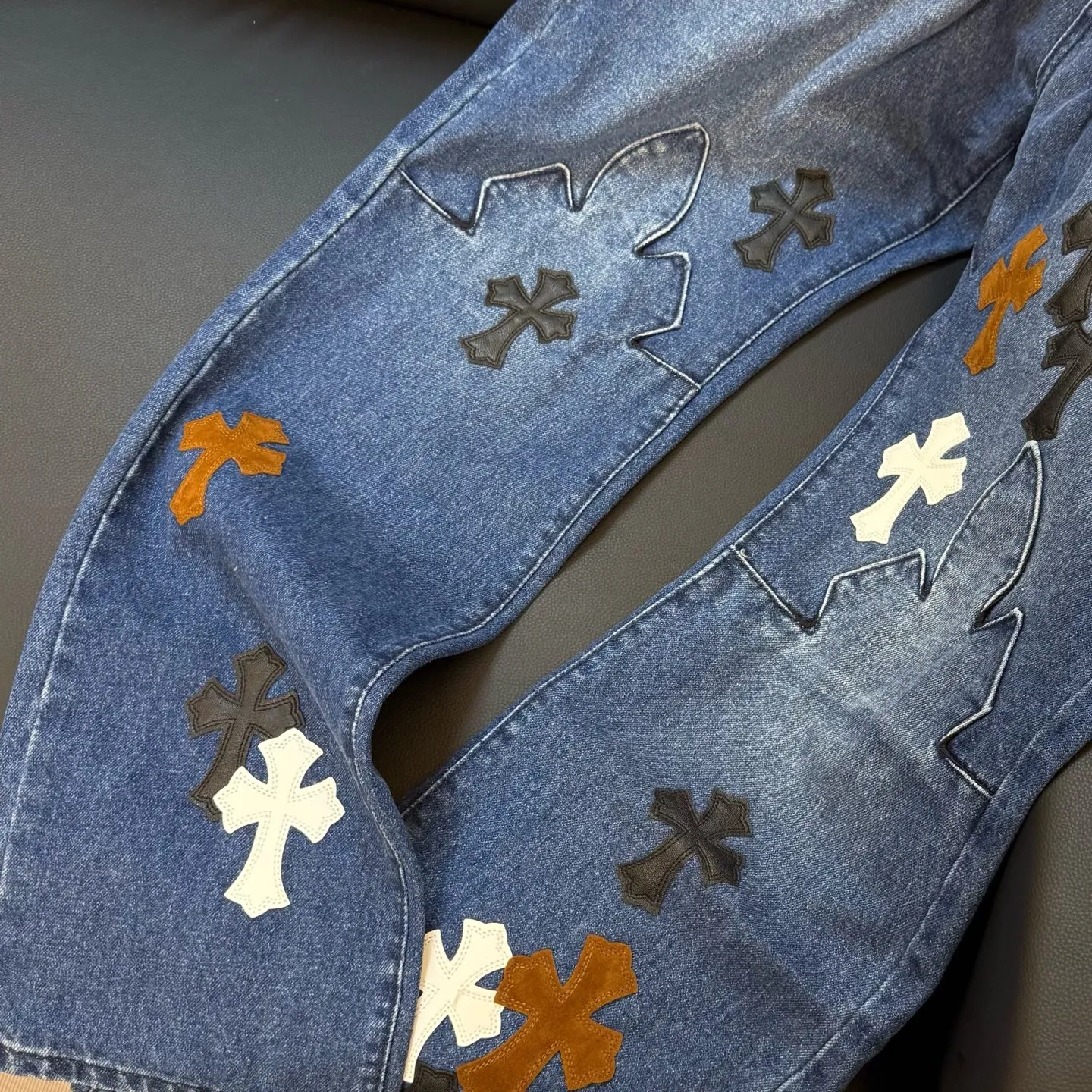 P280 Style number: D341 ChromeHearts Chrome washed blue contrasting leather patch straight pants ceiling-level jeans, a pair is hard to find at the counter‼ ️About Zangyin✅This is an extremely luxurious fashion brand that can also be called the aristocracy of the high street. It has always been an exclusive brand for some hipsters or rich second generations. The color of this model is already very eye-catching by using a unique washed material. It is decorated with pink patch cross flowers, which cleverly highlights the charm of the brand. Secondly, this model adopts a classic high-waist cut design, which highlights the long legs and fashionable temperament of the upper body. The brand is highly recognizable and the slim-fitting configuration is more suitable for daily wear. The personality will be fashionable and the specifications can be seen at a glance. Materials and technology ✅ Needless to say, this point goes without saying. As an excellent craftsman brand, Zangyin's requirements for details and craftsmanship are really perfect. The washed color of this model has gone through a lot of processes, not to mention the embellishment of the denim appliqués. It is also purely handmade and sewn. Just like what they believe in, only handmade things have soul and have the meaning of wearing. A top-notch heavy-duty fashionable denim item, recommended by both hands‼ ️ Size: 28, 30, 32, 34, 36 (S-XXL) Color: black Size reference: Pants length 100 102 104 106 106 Waist 72 76 80 84 88 Recommended weight S (about 110 pounds) M (about 140 pounds) L (about 140 pounds) XL (about 165) XXL (about 185)